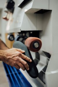 Einlage wird in Werkstatt bearbeitet