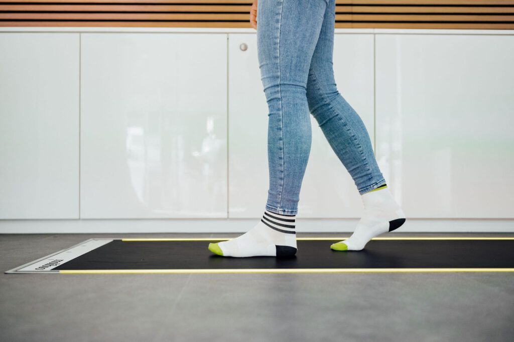 Svenja auf Druckmessplatte im Fit Trailer
