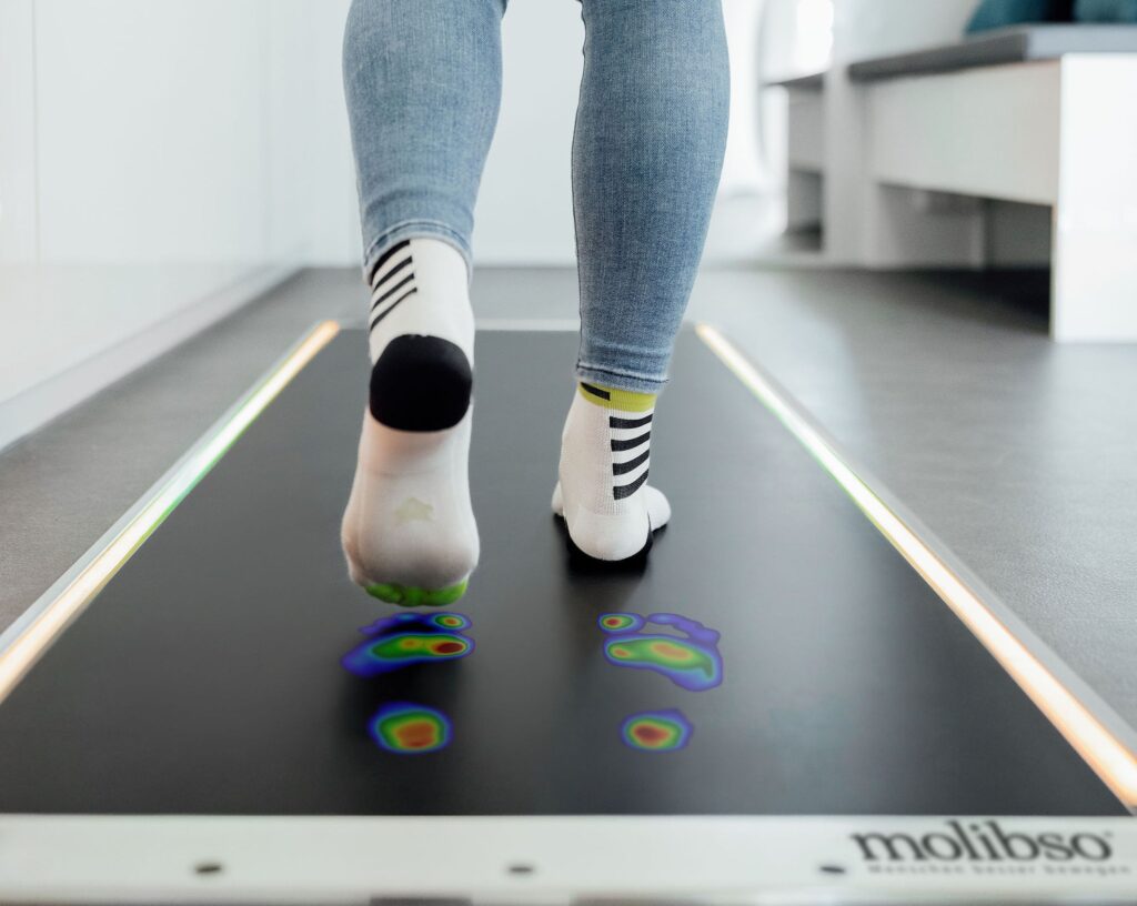 Druckmessplatte Fit Trailer Svenja auf Socken Hochformat Analysefussabdruecke Querformat