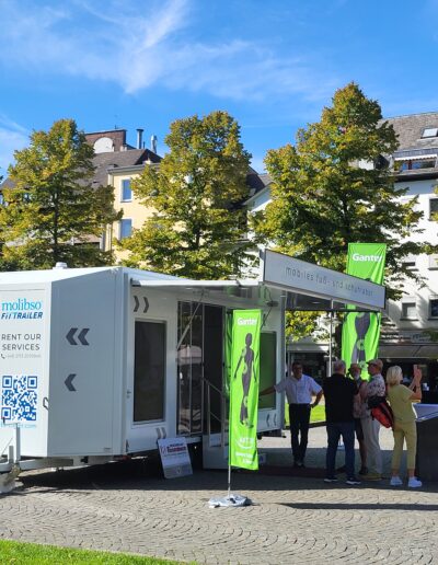 GANTER Aktiv Event Fit Trailer auf einem Marktplatz