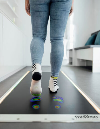 Druckmessplatte Fit Trailer Svenja auf Socken Hochformat Analysefussabdruecke