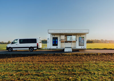 Fit Trailer mit Van geoeffnet von Weitem Querformat