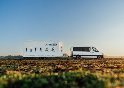 Fit Trailer mit Van geschlossen von Weitem Querformat